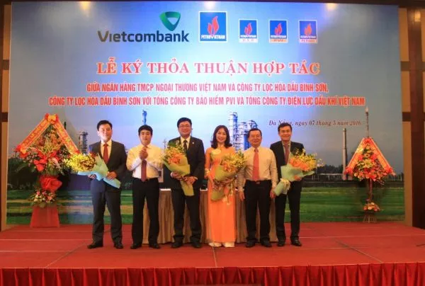 Lãnh đạo PVN tặng hoa chúc mừng thành công lễ ký kết